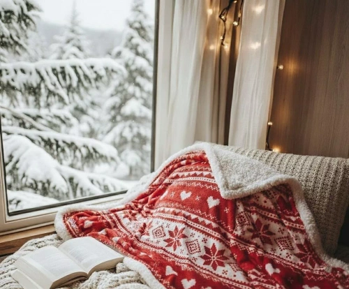 Rote SACO-Weihnachtsdecke – weich und warm mit norwegischem Schneeflockenmuster in einer dekorativen Tasche