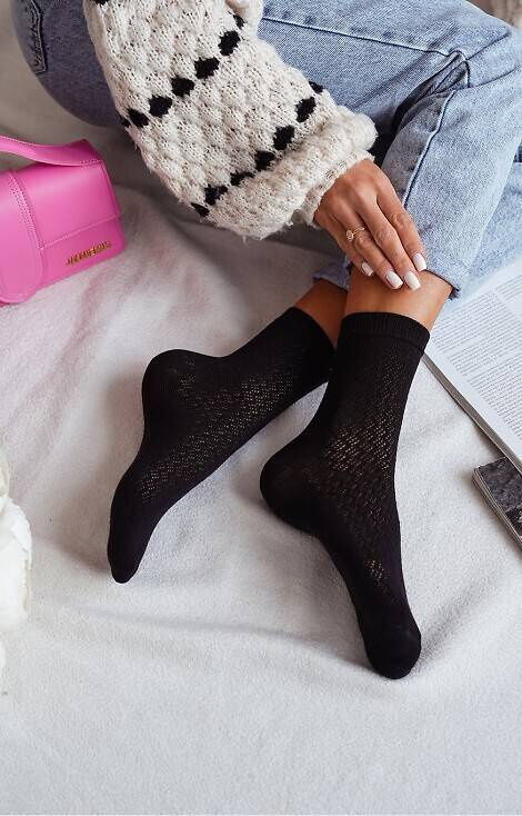 0989-006 Durchbrochene Damensocken Milena – schwarz
