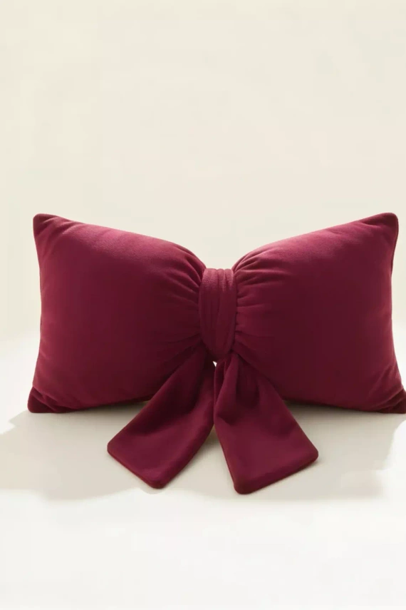 Weihnachtskissen mit Schleife von Needle and Thread – bordeauxrotes Samtkissen, Öko-Tex-zertifiziert