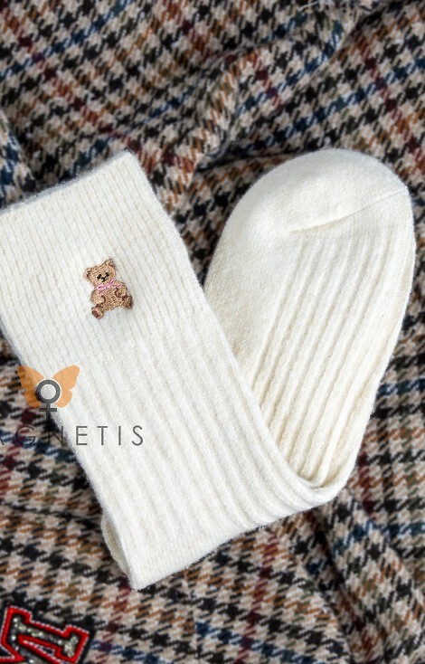 YN5035 Warme Damensocken Magnetis ecru – gerippt mit einer Applikation