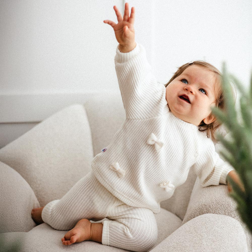 Fluffy Tails Eevi Pullover für Mädchen – ecru, mit Schleifen und Bündchen