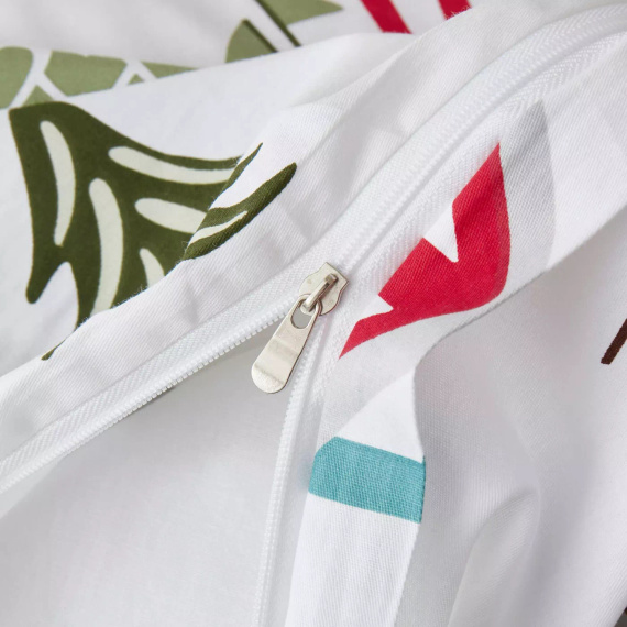 Skifahren Baumwollsatin-Weihnachtsbettwäsche von Needle and Thread weiß, rot, grün – elegant und weich