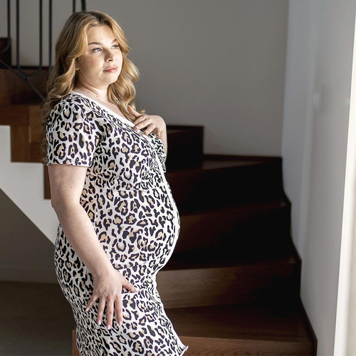 Mary Umstandsnachthemd zum Füttern von Eevi – Leopardenmuster