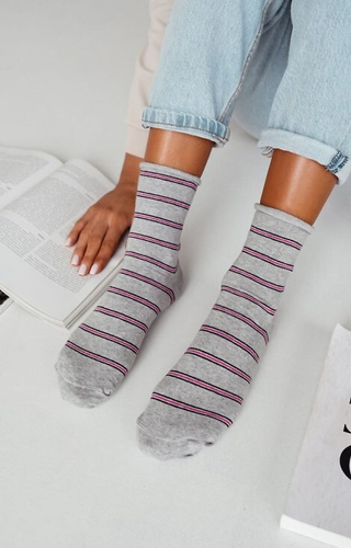 0200-162 Dünne gestreifte Damensocken Milena grau – Baumwolle und stylisch