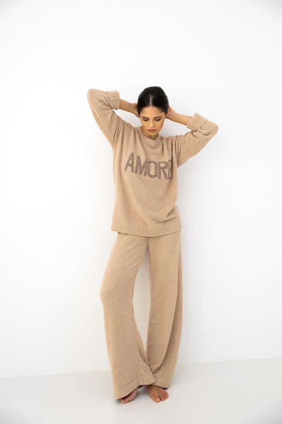 Damen Komplettset Zerina Beige Sensis – weicher Bouclé-Stoff, AMORE-Schriftzug, bequeme Hose