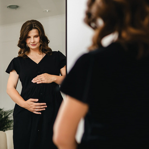 Linda Eevi Umstands-Button-Down-Shirt, schwarz – zum Füttern, flexibel, atmungsaktiv, polnische Qualität