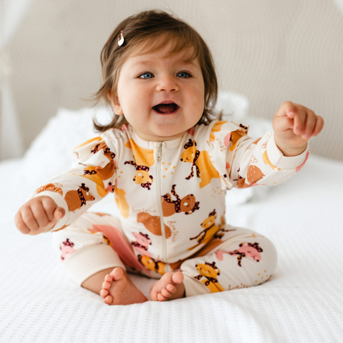 Fluffy Tails Eevi Babystrampler – ecru, bedruckt, ohne Füße, Reißverschluss