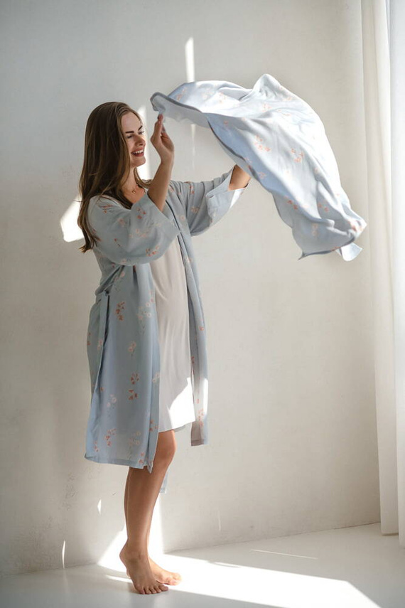 Blumen auf blauem Milk&Love-Bambuswickeltuch