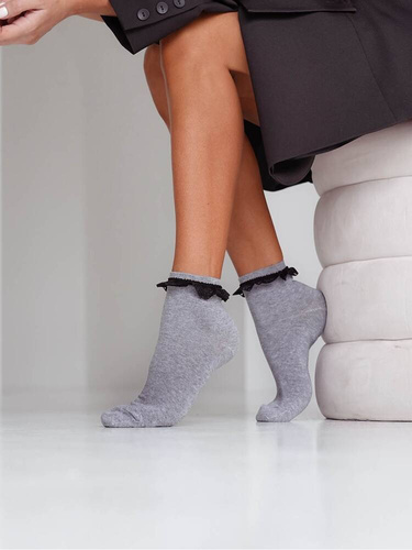 0897 Milena Damensocken mit Spitze – helle Melange 1 – schwarze Spitze