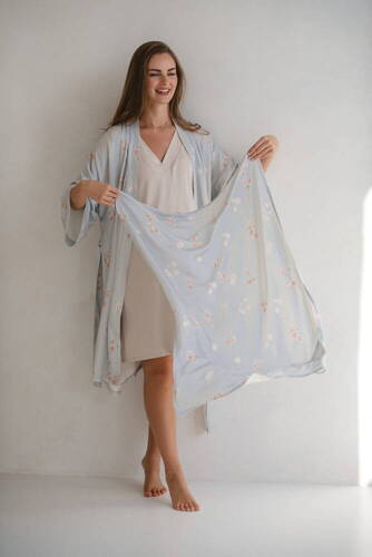 Blumen auf blauem Milk&Love-Bambuswickeltuch