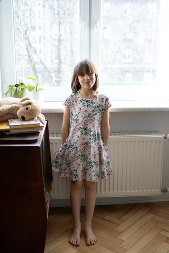 Kinderkleid Córka Milk & Love helles Blumenmuster ausgestellter Schnitt