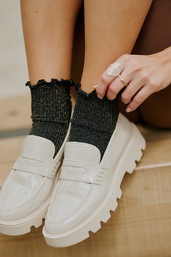 577 Nana Gabriella schwarze Socken – gerippt, mit Lurex und Rüschen