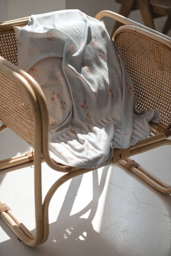 Blumen auf blauem Milk&Love-Bambuswickeltuch