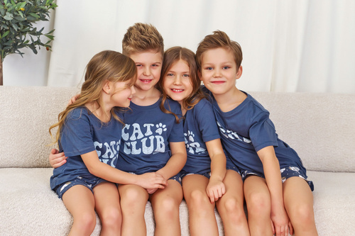 7205 „Cat Club“ Unisex Doctor Nap Kinderpyjama – tiefblau