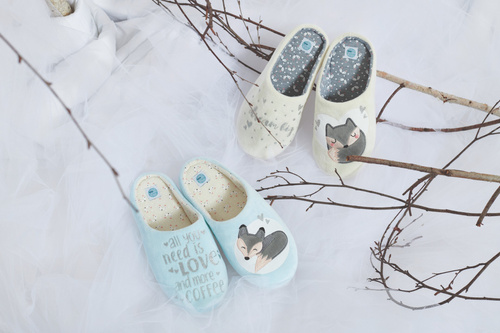 Fixy Sorbetto blau – warme Damenhausschuhe mit rutschfester Sohle und Aufdruck