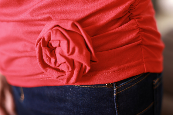 Lily Mirale Damenbluse aus Viskose – kurze Ärmel, dekorative Rose – rot