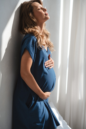 Geburts- und Stillnachthemd Born of Love Milk&Love mit Druckknöpfen blue