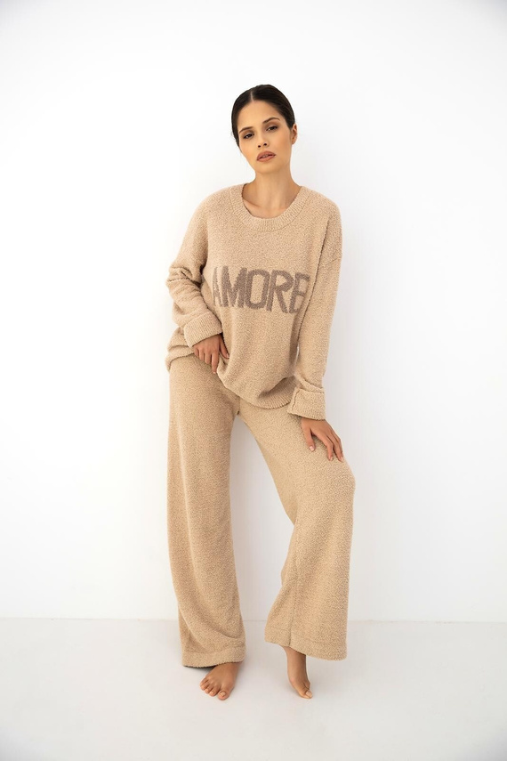 Damen Komplettset Zerina Beige Sensis – weicher Bouclé-Stoff, AMORE-Schriftzug, bequeme Hose
