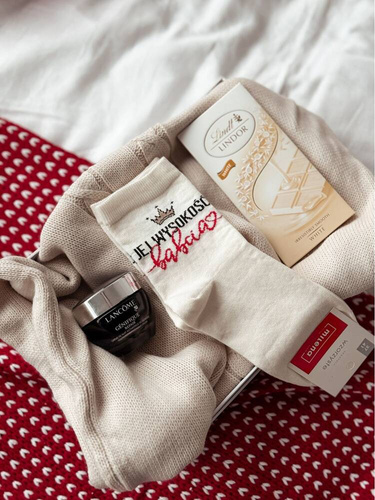 0200-134 Damensocken „Her Highness Grandma Milena“ – ecru