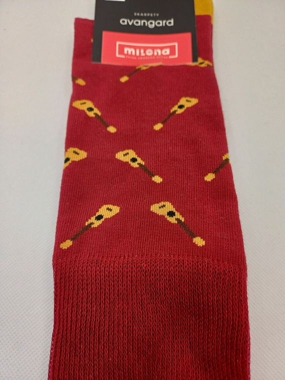 Herrensocken Milena Avangard 0125-122 – Kleine Gitarren | Baumwolle, druckfrei, polnische Produktion – Burgunderrot