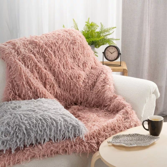 Adore Blanket, flauschige Felldecke, Eurocurtains, Puder