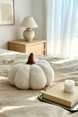 Kürbisboucle Dekokissen von Needle and Thread – weiß, Herbst- und Halloween-Dekoration