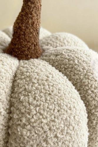 Kürbis-Bouclé-Dekorationskissen von Needle and Thread – beige, Herbst- und Halloween-Dekoration