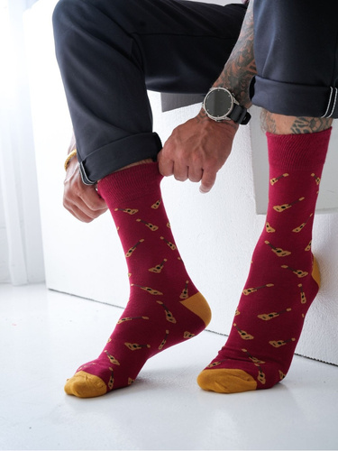 Herrensocken Milena Avangard 0125-122 – Kleine Gitarren | Baumwolle, druckfrei, polnische Produktion – Burgunderrot