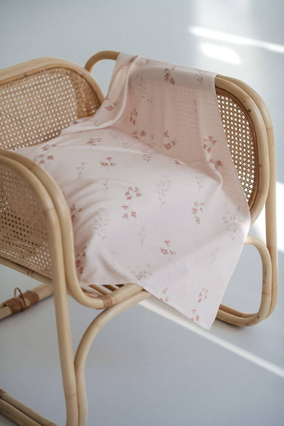 Blumen auf rosa Milk&Love-Bambuswickeltuch