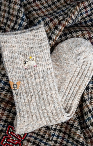 YN5035 Warme Damensocken Magnetis beige – gerippt mit einer Applikation