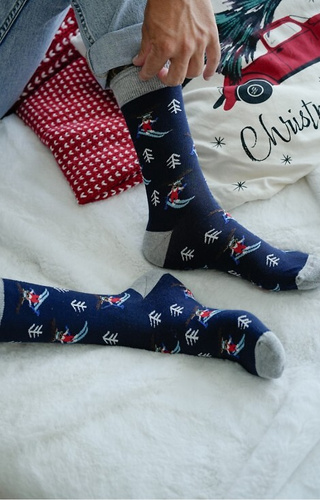 1290-031 Herren-Weihnachtssocken Milena Marineblau 03 – Rentier auf Skiern, Baumwolle
