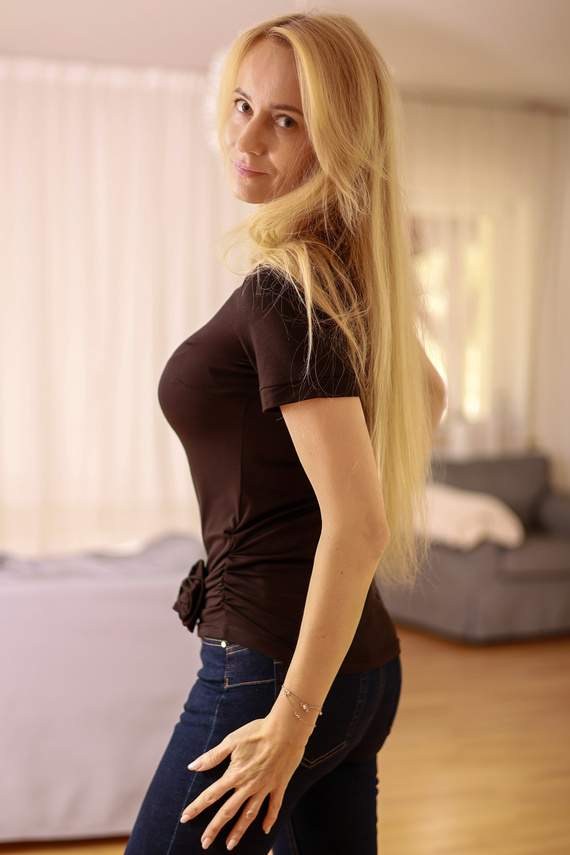 Lily Mirale Damenbluse aus Viskose – kurze Ärmel, dekorative Rose – Schwarz