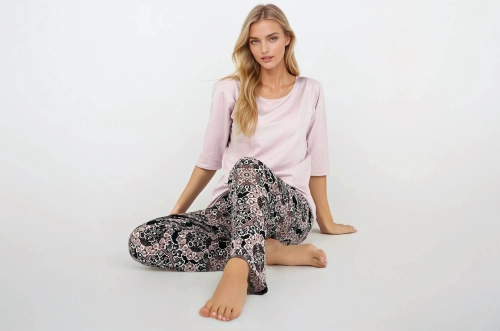 Rosafarbener Damenpyjama „Momenti Per Me“ von Desert Rose