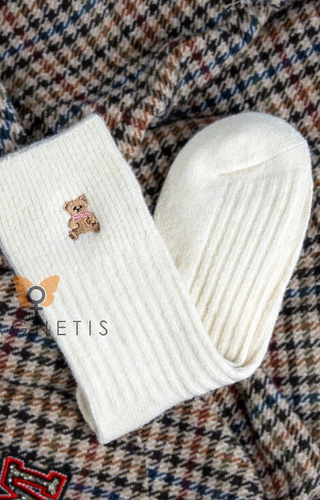 YN5035 Warme Damensocken Magnetis ecru – gerippt mit einer Applikation