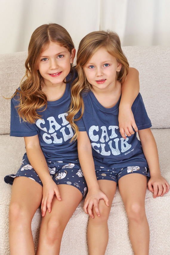 7205 „Cat Club“ Unisex Doctor Nap Kinderpyjama – tiefblau
