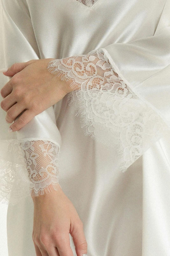 Bademantel Ava 006/1 Whisper White Satin Spitzenhochzeits-Bademantel Weiß