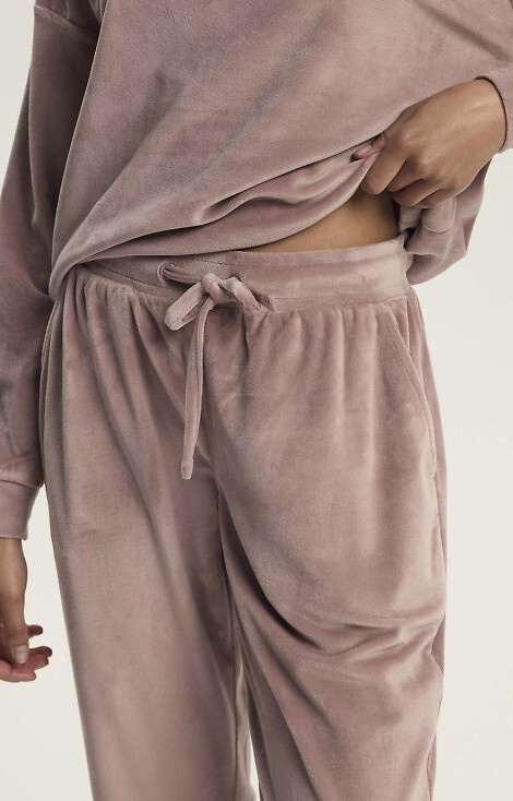 43722 Delanie Henderson Dusty Rose Damenpyjama – Samt, lange Ärmel und Hose