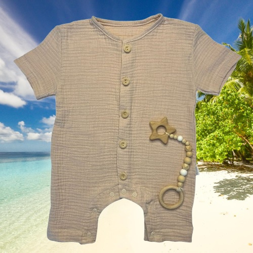 RA55215 Mamatti Musselin-Overall beige mit Holzknöpfen für den Sommer