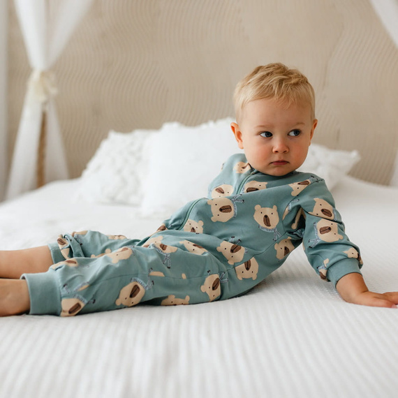 Beary Cool Eevi Babystrampler – Salbei, Baumwolle, ohne Füße, Reißverschluss