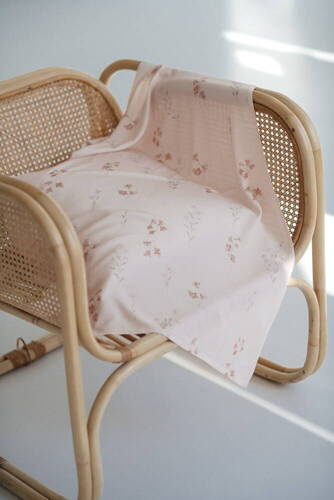 Blumen auf rosa Milk&Love-Bambuswickeltuch