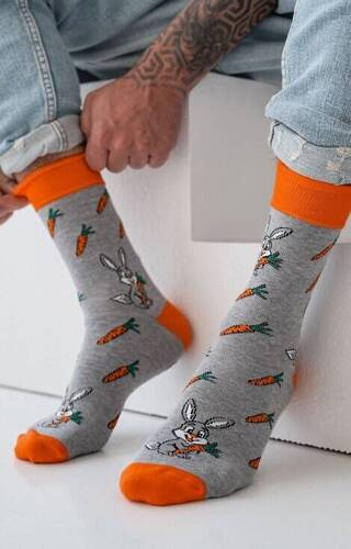 0125-111 Kaninchen und Karotten Milena Herrensocken – helle Melange