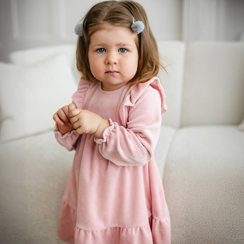 Fluffy Tails Eevi Samtkleid – rosa, mit Rüschen an den Schultern