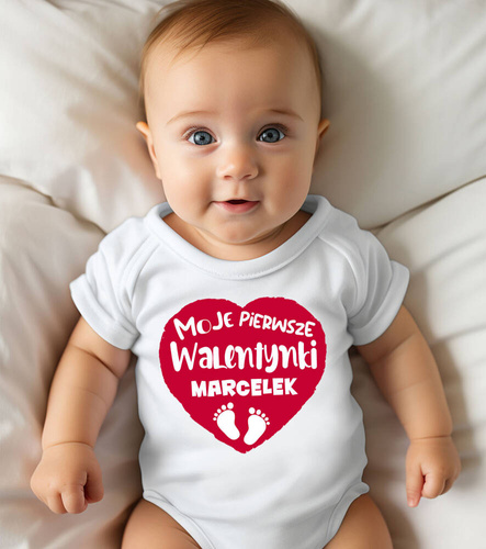 SKU N070 „Mein erster Valentinstag + Name“ Moocha Kurzarm-Body, weiß