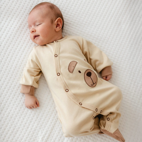 Beary Cool Eevi Babystrampler – Ecru, Baumwolle, Teddybär-Stickerei, mit Füßen