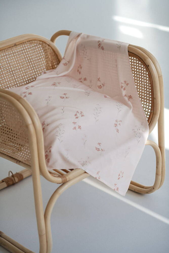 Blumen auf rosa Milk&Love-Bambuswickeltuch