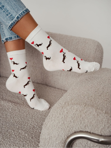Damen Socken Milena 0200-201 Jamniki Valentinstag – Baumwollsocken mit Dackeln und Herzen, Größe 37–41