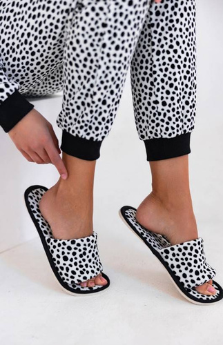 Cruella Damen Trainingsanzug aus Velours Sensis- weiß-schwarz