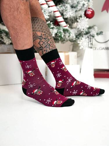 1290-025 Rentier mit Weihnachtsmütze und Schal Milena Herrensocken – Burgunderrot