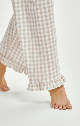 3438 Beigefarbener Baumwollpyjama für Damen von Vera Taro – lange Ärmel, karierte Hose mit Rüschen