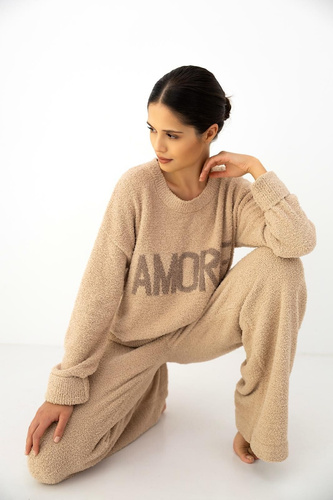 Damen Komplettset Zerina Beige Sensis – weicher Bouclé-Stoff, AMORE-Schriftzug, bequeme Hose